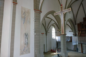 Malerischer Spiegel an der gotischen Madonna in St. Crescentius (Foto: Karl-Franz Thiede)